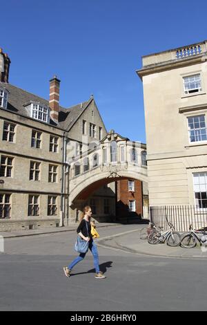 Oxford, Royaume-Uni - 14 mai 2019 : les touristes passent par le pont Hertford ou le pont des Soupirs Banque D'Images