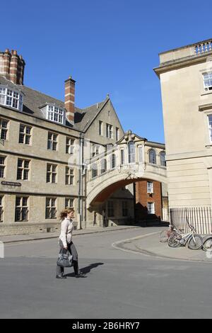 Oxford, Royaume-Uni - 14 mai 2019 : les touristes passent par le pont Hertford ou le pont des Soupirs Banque D'Images