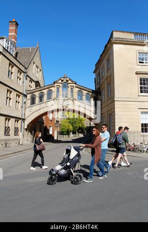 Oxford, Royaume-Uni - 14 mai 2019 : les touristes passent par le pont Hertford ou le pont des Soupirs Banque D'Images