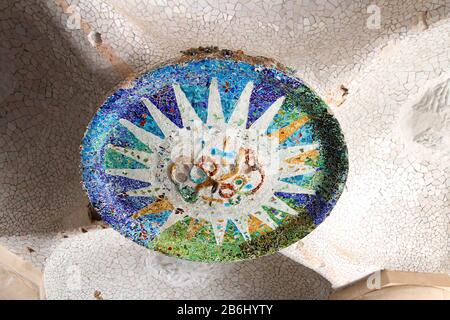 Mosaïque du soleil à partir de carreaux cassés au plafond de la chambre Hypostyle dans le parc Guell, Barcelone, Espagne Banque D'Images