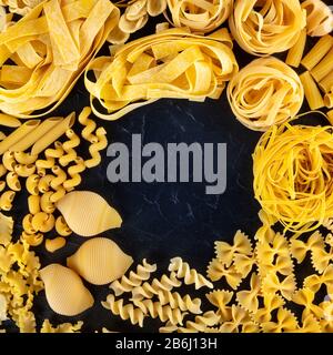Modèle de motif carré de pâtes italiennes avec un endroit pour le texte, une couche plate d'une variété de types de pâtes, formant un cadre circulaire, tiré d'en haut Banque D'Images