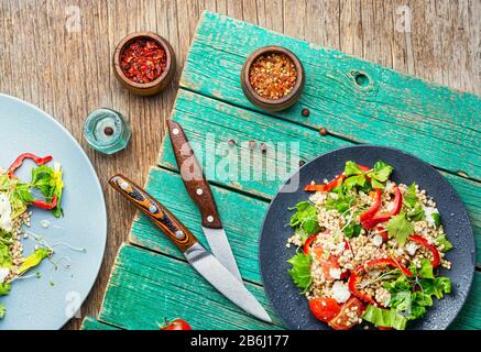 Salade de légumes au sarrasin avec branches de céleri, microgreens et épinards.salade saine et délicieuse Banque D'Images