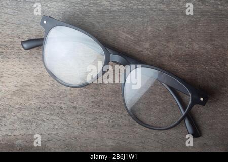 studio tourné de lunettes de lecture sur un fond en bois dérésonné Banque D'Images