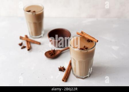 Thé Masala chai, thé indien traditionnel avec lait et épices. Banque D'Images