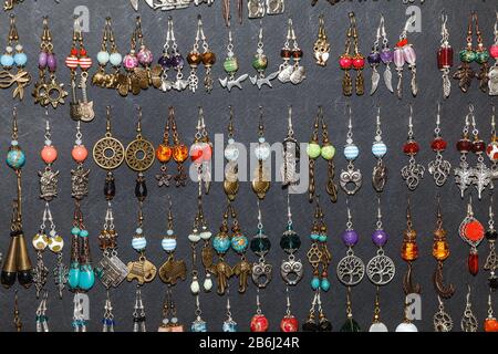 De nombreuses boucles d'bijou à vendre à l'extérieur de la rue du marché juste Banque D'Images