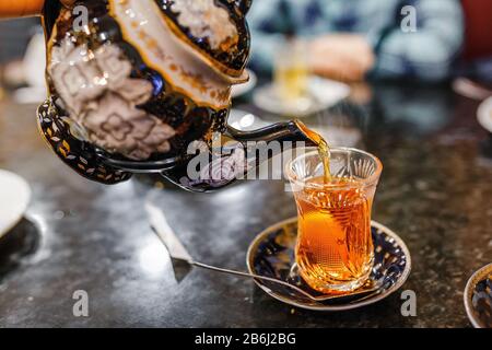 Boire du thé turc traditionnel avec une bouilloire dans le café Banque D'Images