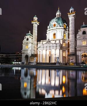 24 MARS 2017, VIENNE, AUTRICHE : église Karlskirche de nuit avec éclairage Banque D'Images