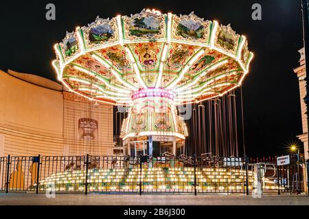 24 MARS 2017, PRATER PARK, VIENNE, AUTRICHE : Carousel pour enfants dans un parc d'attractions le soir avec éclairage de nuit Banque D'Images