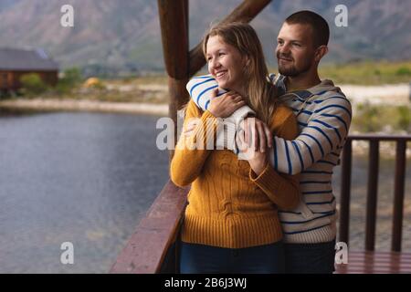 Couple caucasien regardant la vue et coulant Banque D'Images