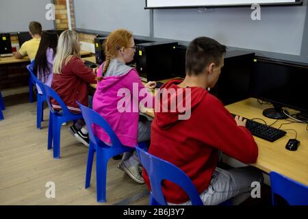 Vue arrière des étudiants travaillant sur des ordinateurs Banque D'Images