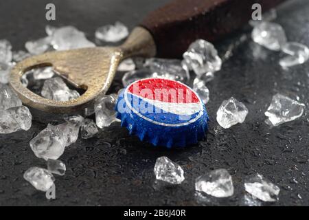 Koszalin, Pologne - 11 mars 2020: Boisson fraîche de Pepsi avec glace . Pepsi est une boisson gazeuse populaire fabriquée par PepsiCo Banque D'Images