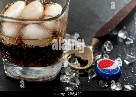 Koszalin, Pologne - 11 mars 2020: Boisson fraîche de Pepsi avec glace . Pepsi est une boisson gazeuse populaire fabriquée par PepsiCo Banque D'Images