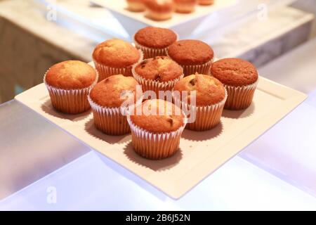 Muffins cupcake servi dans une assiette blanche sur une boulangerie Banque D'Images