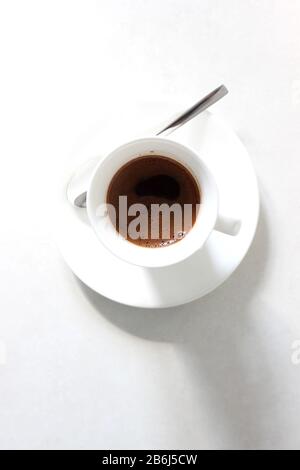 Vue en hauteur d'un espresso en demi-tasse avec soucoupe. Rafraîchissement pause café. Banque D'Images