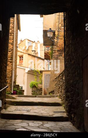 En regardant par Le Petit village français de la voie Casinca Banque D'Images