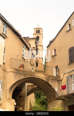 En regardant par Le Petit village français de la voie Casinca Banque D'Images