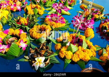 krithong, panier flottant fait à la main par feuille de banane, décoré de fleurs et de bâtonnets d'encens, bougie, lumière et flotter sur l'eau pour célébrer le festival Banque D'Images
