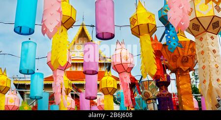 Lanterne colorée pendant le festival Loy krathong. Chiang mai , Thaïlande Banque D'Images