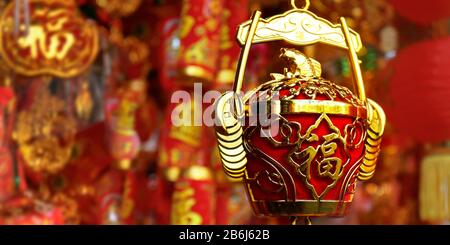 trinket chinois rouge vendu sur le marché au cours de la nouvelle année chinoise Banque D'Images