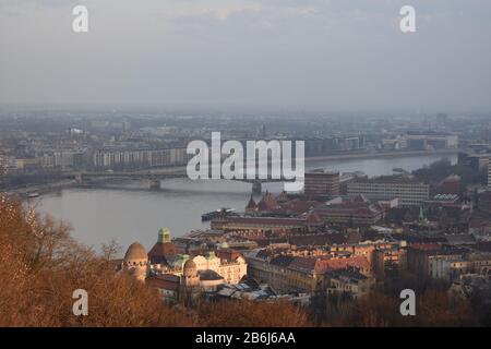 Vue panoramique sur la colline de Gellert au-dessus de Budapest Banque D'Images