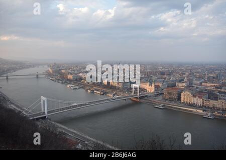 Vue panoramique sur la colline de Gellert au-dessus de Budapest Banque D'Images