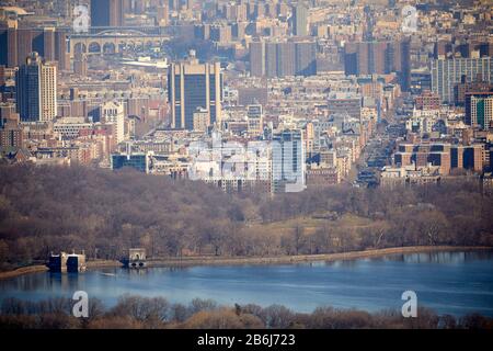 New York City Central Park Montrant Jacqueline Kennedy Onassis Reservoir Et Harlem Skyline Banque D'Images