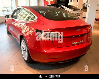 Bordeaux , Aquitaine / France - 05 02 2019 : la voiture Tesla modèle 3 sur le magasin d'exposition Banque D'Images