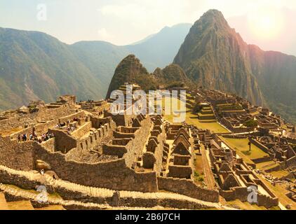 Machu Picchu, région de Cusco, Pérou: Vue d'ensemble des terrasses agricoles, Wayna Picchu et des montagnes environnantes en arrière-plan, UNESCO, Patrimoine mondial S Banque D'Images