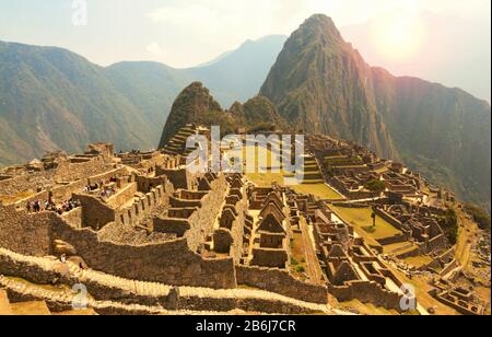 Machu Picchu, région de Cusco, Pérou: Vue d'ensemble des terrasses agricoles, Wayna Picchu et des montagnes environnantes en arrière-plan, UNESCO, Patrimoine mondial S Banque D'Images