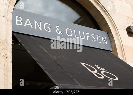 Bordeaux , Aquitaine / France - 10 17 2019 : Boutique logo du magasin Bang & Olufsen Banque D'Images