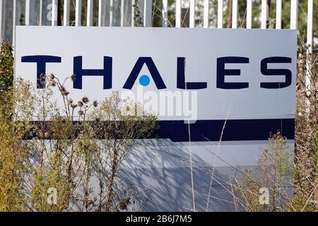 Bordeaux , Aquitaine / France - 10 11 2019 : logo du siège de Thales Banque D'Images