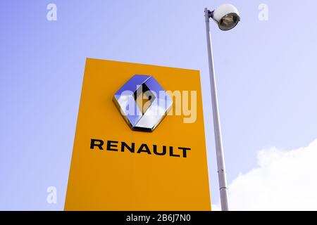 Bordeaux , Aquitaine / France - 10 02 2019 : signe logo de la boutique Renault concessionnaire Banque D'Images