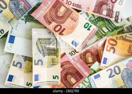Pile de billets en papier en euros dans le cadre du système de paiement du pays-unis, monnaie européenne en euros Banque D'Images