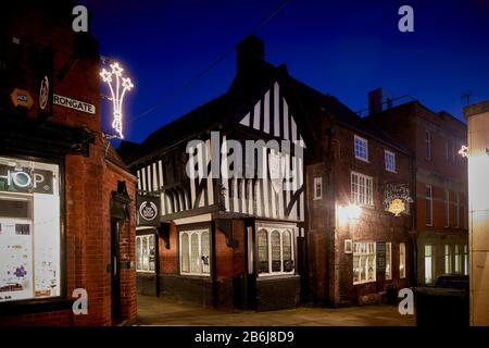 Chesterfield, Derbyshire The Shambles The Royal Oak, le plus ancien pub de la ville du marché Banque D'Images