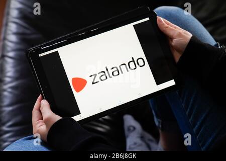 Bordeaux , Aquitaine / France - 11 25 2019 : zalando logo signer app sur écran tablette Banque D'Images