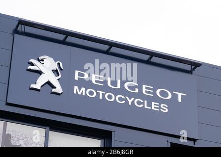 Bordeaux , Aquitaine / France - 10 14 2019 : Peugeot motos logo sur scooter concessionnaire garage vendant vélos cyclomoteurs bâtiment Banque D'Images