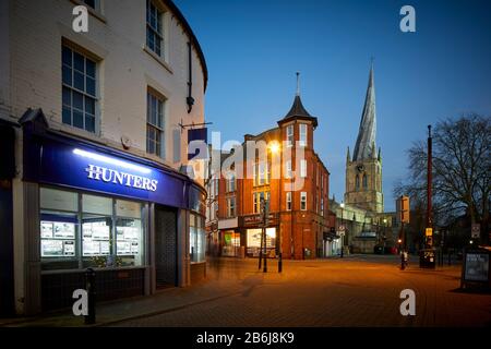 Chesterfield, Derbyshire, Landmark Church of St Mary and All Saints, Chesterfield, mais 13ème siècle avec une spire tordue distinctive de travers le Burlin Banque D'Images