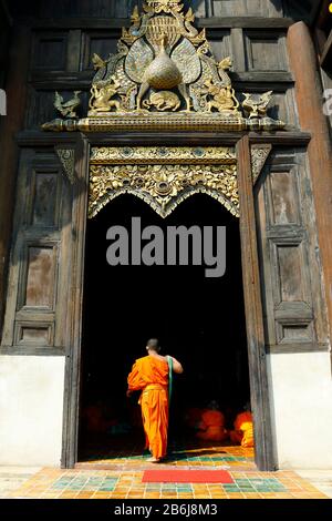 Les moines reviennent au temple, chiang mai, Thaïlande Banque D'Images