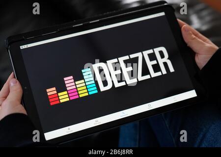 Bordeaux , Aquitaine / France - 12 04 2019 : signe logo Deezer tablette écran musique streaming application musique Internet Banque D'Images