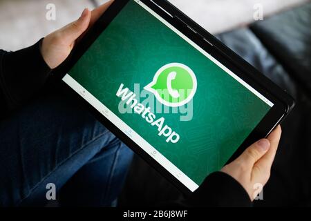 Bordeaux , Aquitaine / France - 11 25 2019 : le logo Whatsapp s'affiche sur l'écran de la tablette sur le canapé-lit Banque D'Images