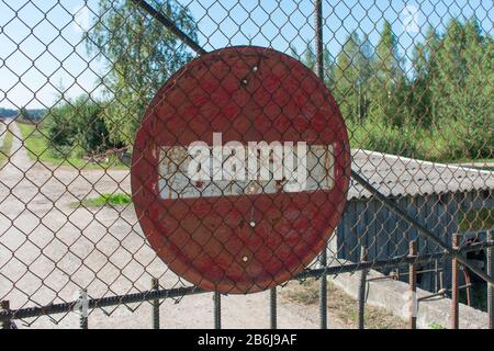 Ancienne pas d'entrée pour le panneau de signalisation automobile sur la clôture rouillée. Panneau interdit de route ou de rue. Banque D'Images