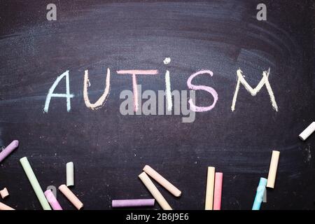 Le mot autisme est écrit sur un tableau de craie Banque D'Images