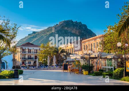 Place Philellinon Nafplio-la place historique de la ville située dans la vieille ville.le château de Palamidi en arrière-plan. Banque D'Images