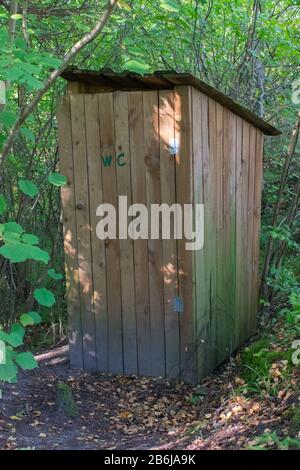 toilettes écologiques sèches en bois dans la forêt verte Banque D'Images