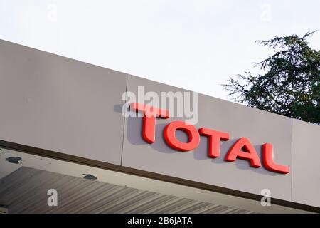 Bordeaux , Aquitaine / France - 12 04 2019 : logo total signe station-service sur la route frontalière Banque D'Images