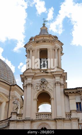 Vue ensoleillée sur le clocher de la Piazza Navona à Rome, Italie Banque D'Images