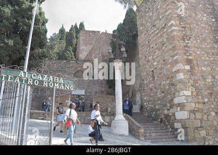 Les gens dans le monument d'Alcazaba, Malaga, Espagne Banque D'Images