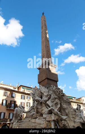 Vue ensoleillée sur la Piazza Navona avec la fontaine des quatre fleuves (italien : Fontana dei Quattro Fiumi) avec obélisque égyptien Banque D'Images