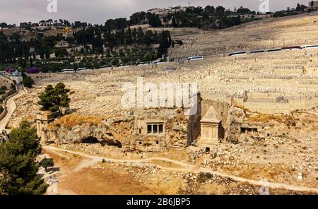 Kidron Valley. A quitté le cimetière juif sur le mont des Oliviers, puis le village du district de Silwan à Jérusalem-est avec une pop principalement palestinienne Banque D'Images