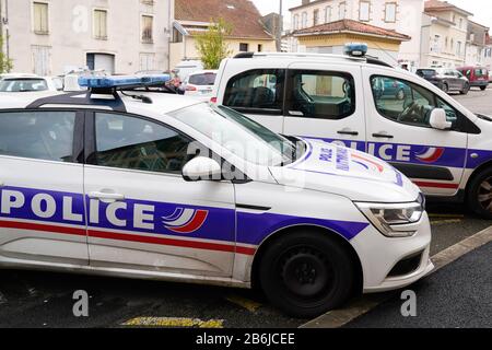 Bordeaux , Aquitaine / France - 02 21 2020 : porte du logo de la voiture de police française blanche dans la rue Banque D'Images